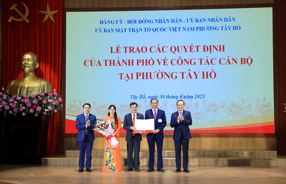 Phó Bí thư Thành ủy Hà Nội Nguyễn Ngọc Tuấn trao các quyết định nhân sự phường Tây Hồ - ảnh 3