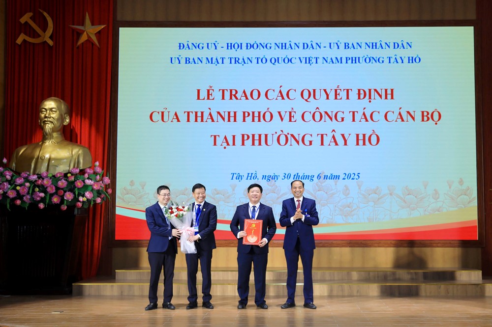Phó Bí thư Thành ủy Hà Nội Nguyễn Ngọc Tuấn trao các quyết định nhân sự phường Tây Hồ - ảnh 1