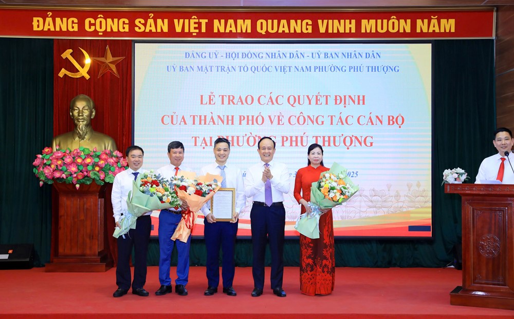 Công bố các quyết định về nhân sự tại phường Phú Thượng - ảnh 1