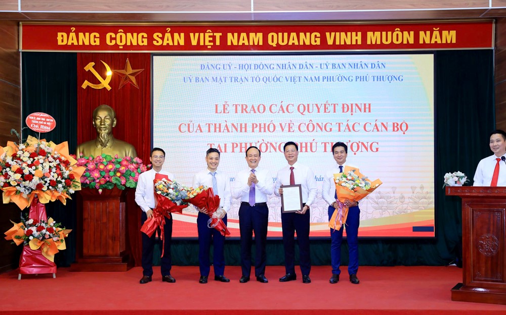 Công bố các quyết định về nhân sự tại phường Phú Thượng - ảnh 2