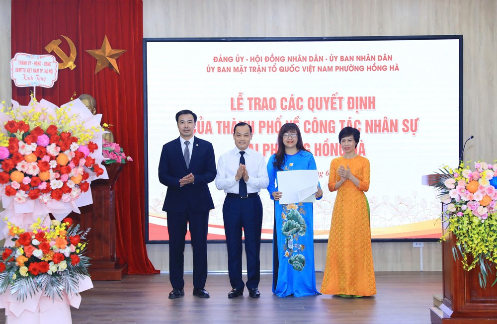 Công bố các quyết định về công tác cán bộ tại phường Hồng Hà - ảnh 2