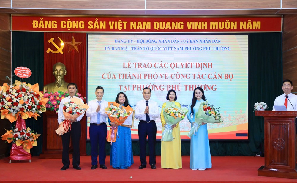 Công bố các quyết định về nhân sự tại phường Phú Thượng - ảnh 3