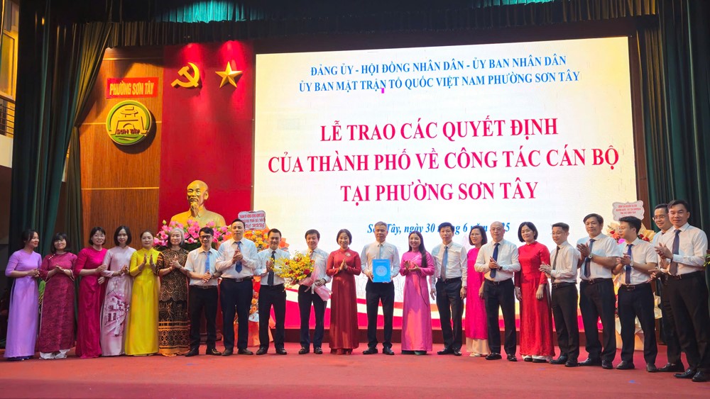 Công bố các quyết định nhân sự phường Sơn Tây - ảnh 2