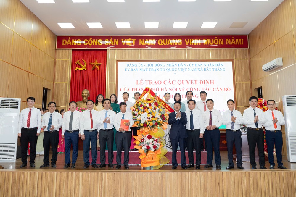 Phó Chủ tịch HĐND phố Hà Nội Phạm Quí Tiên trao các quyết định nhân sự xã Bát Tràng - ảnh 4