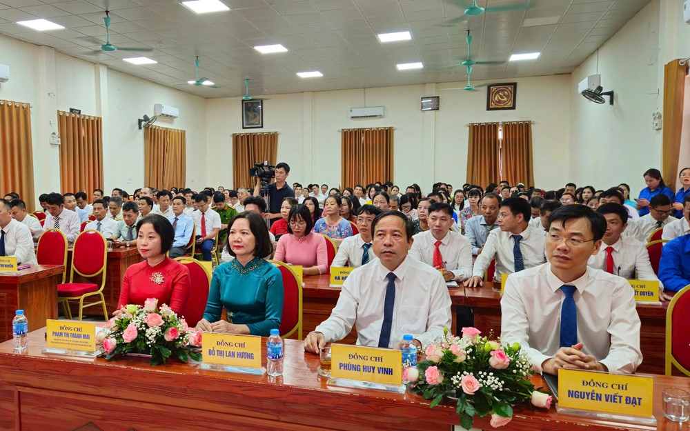 Phó Chủ tịch HĐND TP Phạm Thị Thanh Mai trao các quyết định nhân sự phường Tùng Thiện - ảnh 1