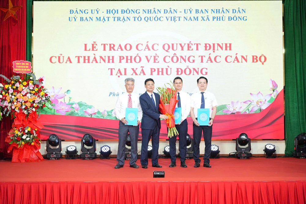 Công bố các quyết định nhân sự xã Phù Đổng - ảnh 3