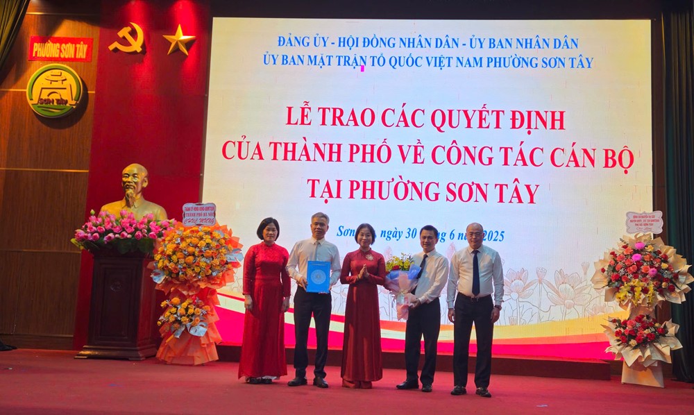 Công bố các quyết định nhân sự phường Sơn Tây - ảnh 3