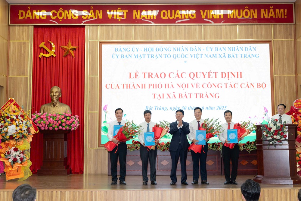 Phó Chủ tịch HĐND phố Hà Nội Phạm Quí Tiên trao các quyết định nhân sự xã Bát Tràng - ảnh 1