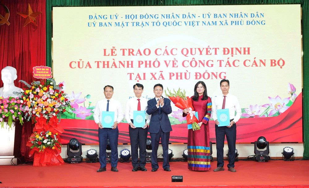 Công bố các quyết định nhân sự xã Phù Đổng - ảnh 1