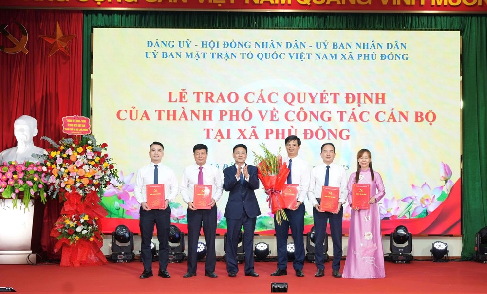 Công bố các quyết định nhân sự xã Phù Đổng - ảnh 2