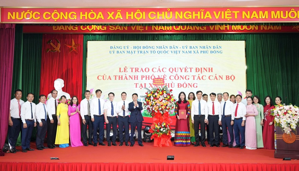 Công bố các quyết định nhân sự xã Phù Đổng - ảnh 5