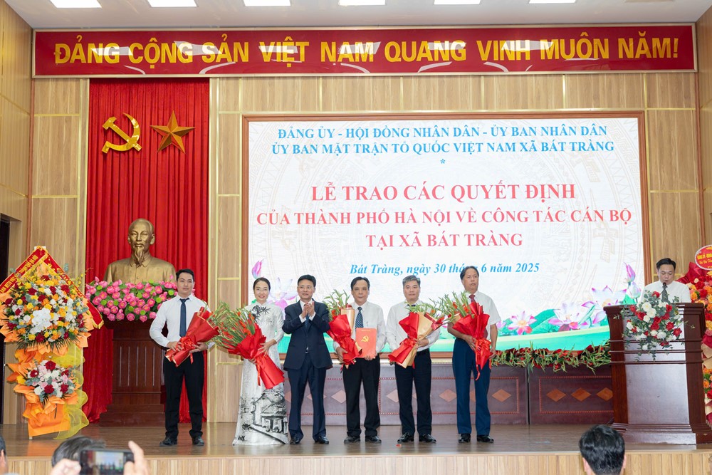 Phó Chủ tịch HĐND phố Hà Nội Phạm Quí Tiên trao các quyết định nhân sự xã Bát Tràng - ảnh 3