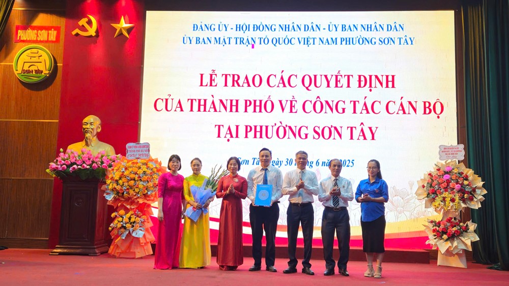 Công bố các quyết định nhân sự phường Sơn Tây - ảnh 5