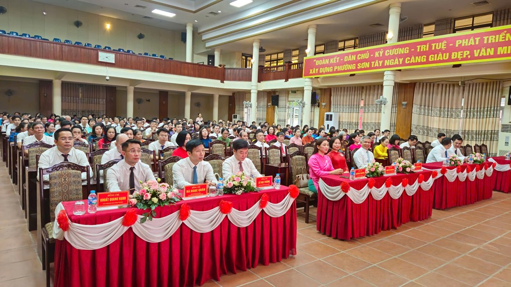 Công bố các quyết định nhân sự phường Sơn Tây - ảnh 1