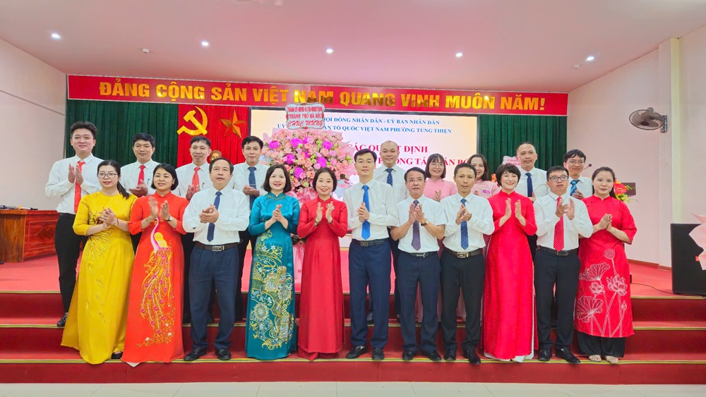 Phó Chủ tịch HĐND TP Phạm Thị Thanh Mai trao các quyết định nhân sự phường Tùng Thiện - ảnh 9