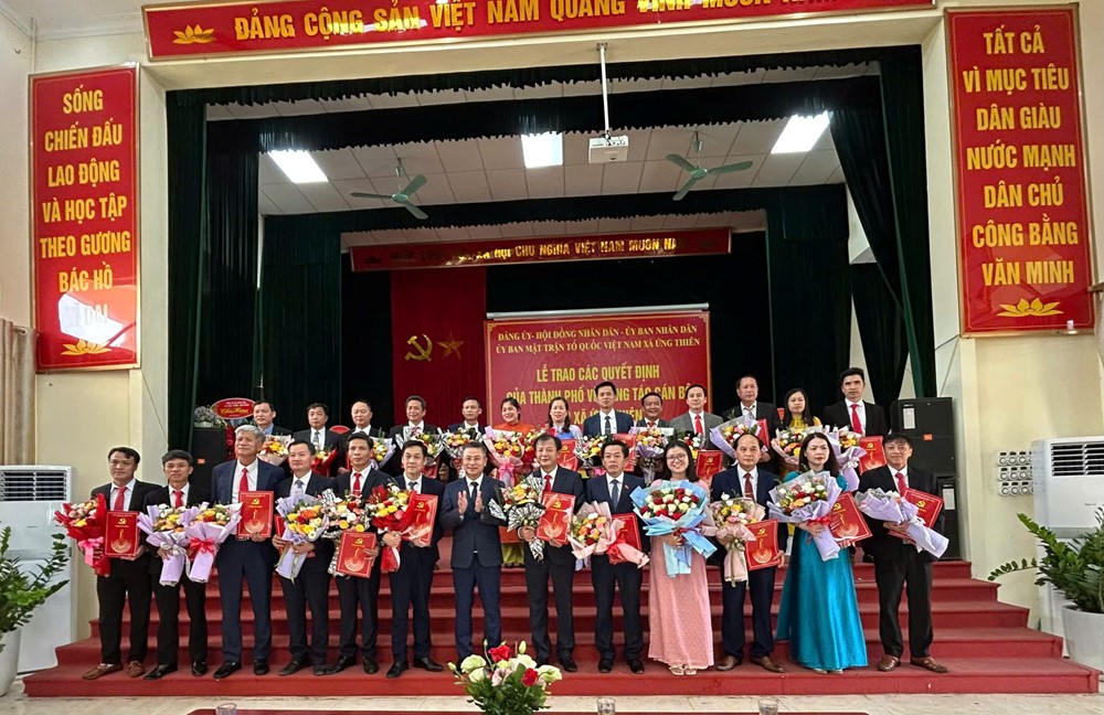 Công bố các quyết định nhân sự xã Ứng Thiên  - ảnh 5