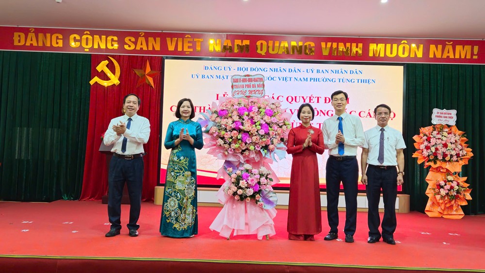 Phó Chủ tịch HĐND TP Phạm Thị Thanh Mai trao các quyết định nhân sự phường Tùng Thiện - ảnh 8