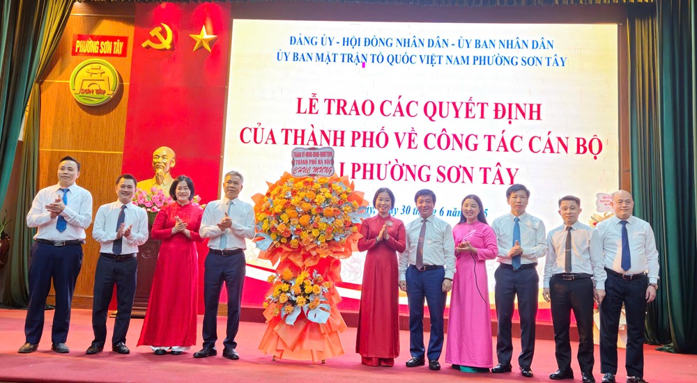 Công bố các quyết định nhân sự phường Sơn Tây - ảnh 8