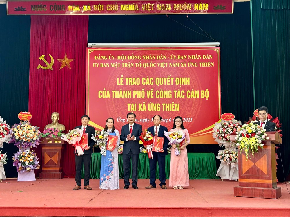 Công bố các quyết định nhân sự xã Ứng Thiên  - ảnh 3