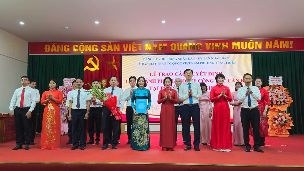 Phó Chủ tịch HĐND TP Phạm Thị Thanh Mai trao các quyết định nhân sự phường Tùng Thiện - ảnh 2