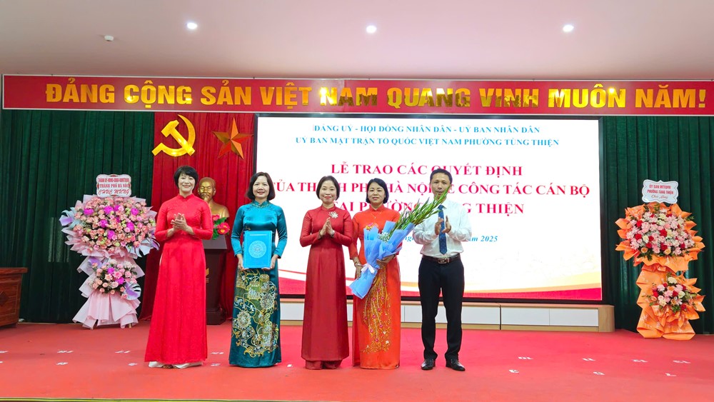 Phó Chủ tịch HĐND TP Phạm Thị Thanh Mai trao các quyết định nhân sự phường Tùng Thiện - ảnh 3