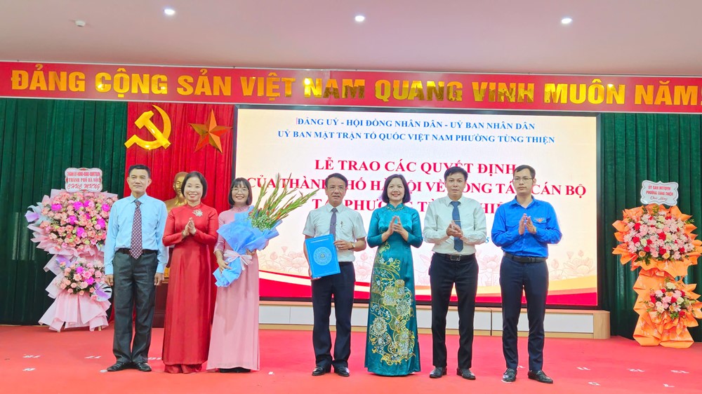 Phó Chủ tịch HĐND TP Phạm Thị Thanh Mai trao các quyết định nhân sự phường Tùng Thiện - ảnh 5