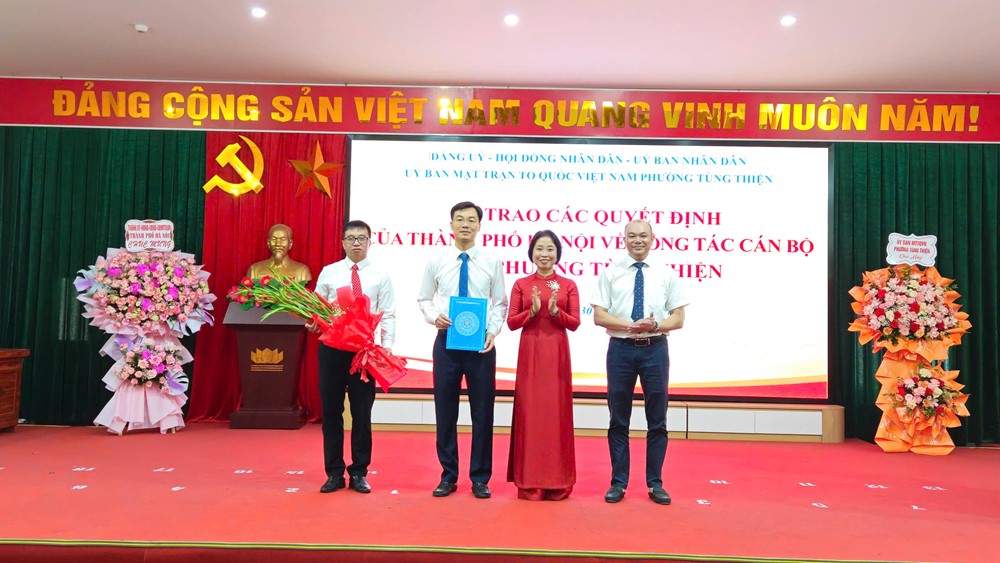 Phó Chủ tịch HĐND TP Phạm Thị Thanh Mai trao các quyết định nhân sự phường Tùng Thiện - ảnh 4