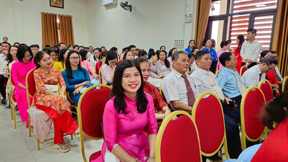 Phó Chủ tịch HĐND TP Phạm Thị Thanh Mai trao các quyết định nhân sự phường Tùng Thiện - ảnh 7