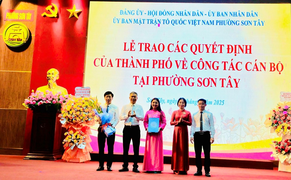 Công bố các quyết định nhân sự phường Sơn Tây - ảnh 4