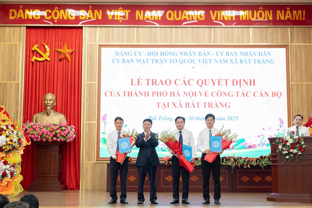 Phó Chủ tịch HĐND phố Hà Nội Phạm Quí Tiên trao các quyết định nhân sự xã Bát Tràng - ảnh 2