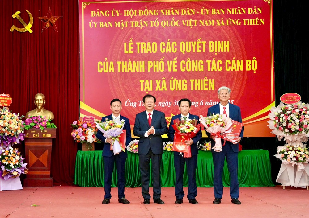 Công bố các quyết định nhân sự xã Ứng Thiên  - ảnh 2