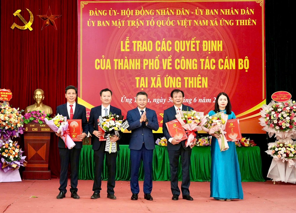 Công bố các quyết định nhân sự xã Ứng Thiên  - ảnh 1