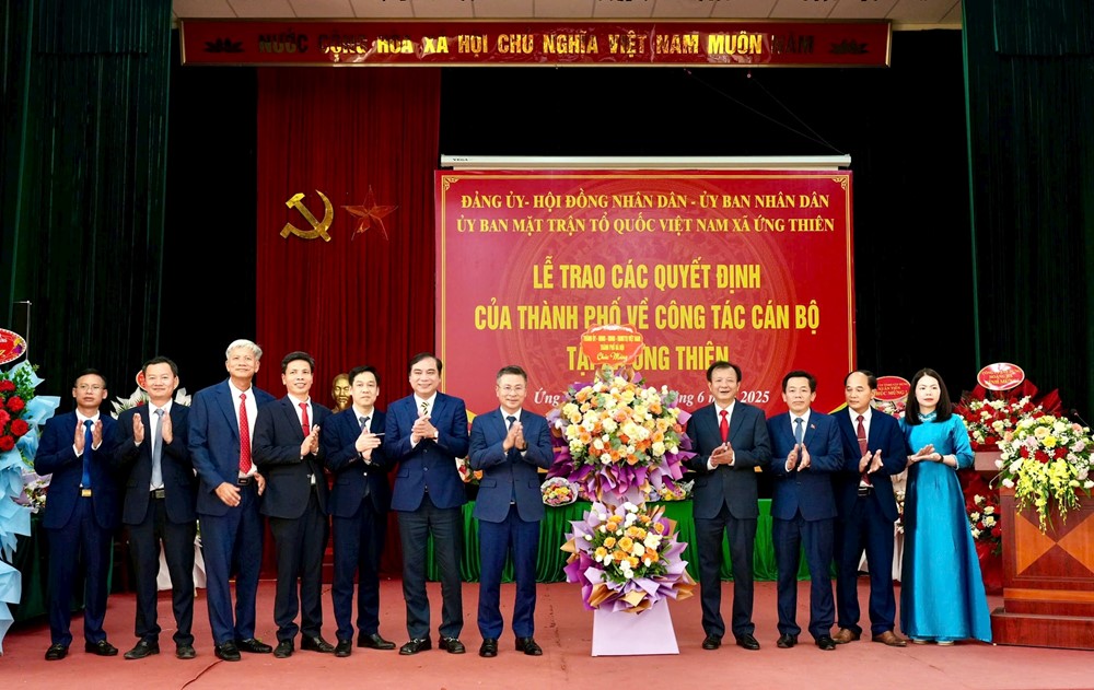 Công bố các quyết định nhân sự xã Ứng Thiên  - ảnh 4