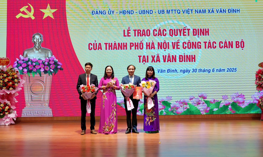 Công bố các quyết định công tác cán bộ xã Vân Đình - ảnh 3