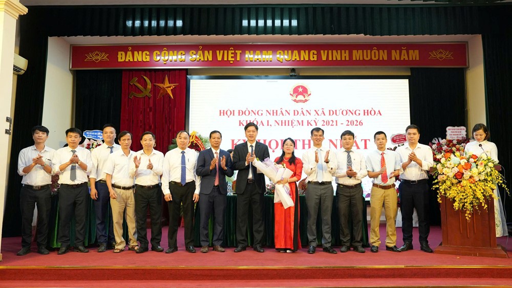 Kỳ họp thứ Nhất HĐND, khoá I, xã Dương Hoà: Hoàn thiện bộ máy nhân sự - ảnh 1