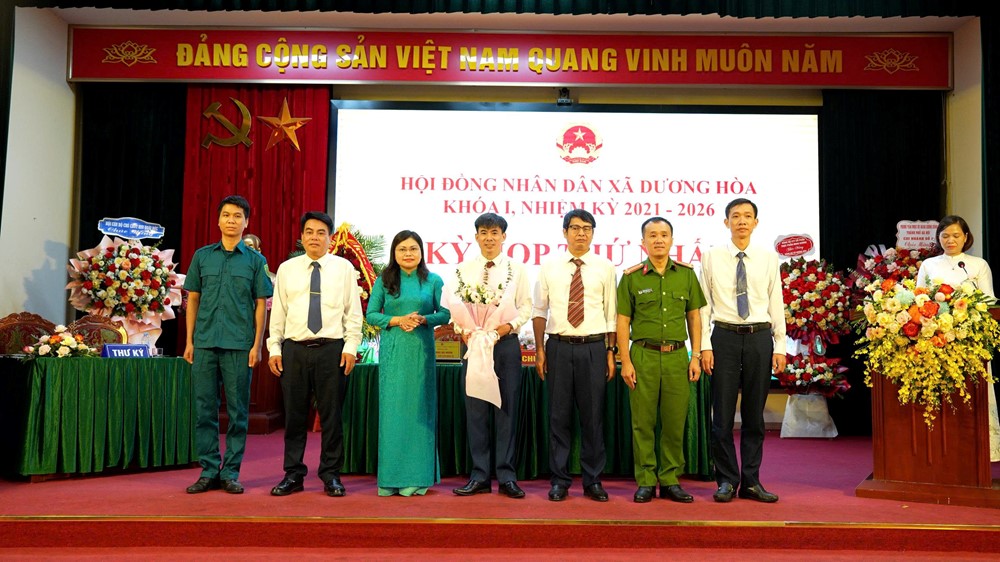 Kỳ họp thứ Nhất HĐND, khoá I, xã Dương Hoà: Hoàn thiện bộ máy nhân sự - ảnh 2