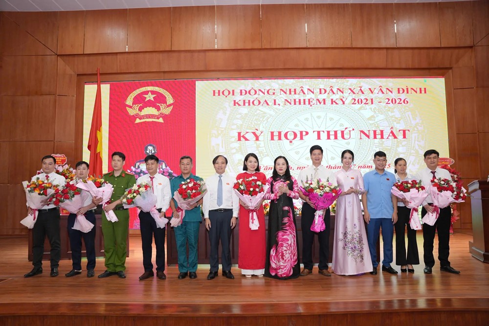 Kỳ họp thứ nhất HĐND xã Vân Đình công bố bộ máy nhân sự - ảnh 2