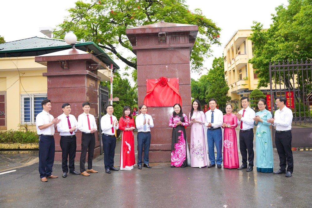 Kỳ họp thứ nhất HĐND xã Vân Đình công bố bộ máy nhân sự - ảnh 3