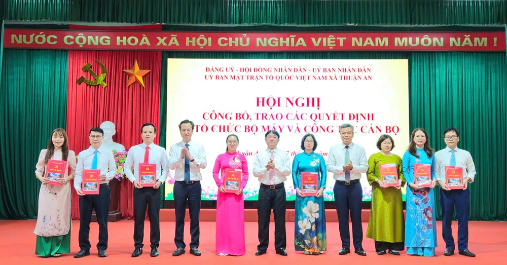 Xã Thuận An trao các quyết định tổ chức bộ máy và công tác cán bộ - ảnh 1