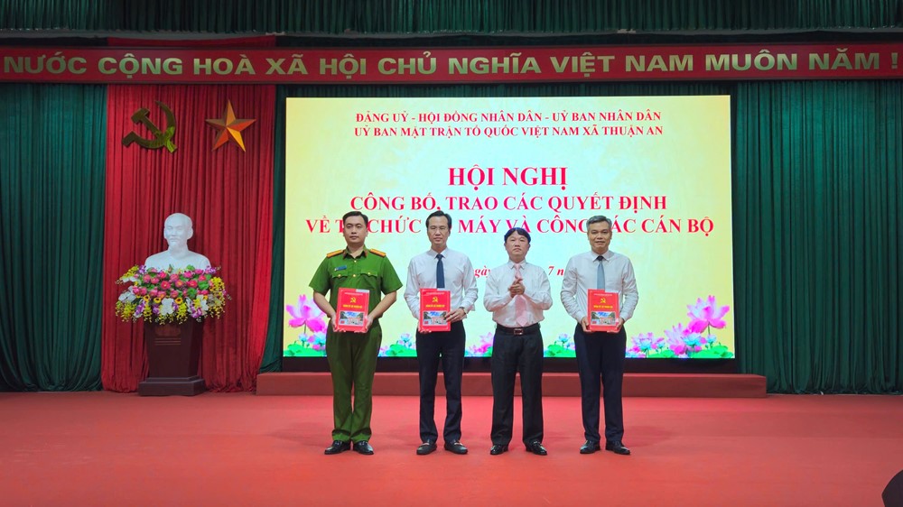 Xã Thuận An trao các quyết định tổ chức bộ máy và công tác cán bộ - ảnh 2