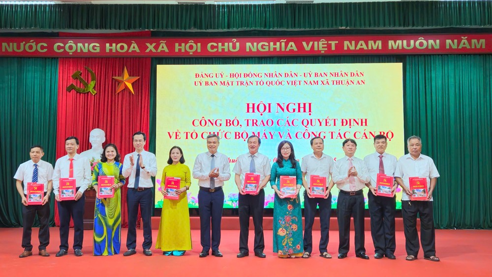 Xã Thuận An trao các quyết định tổ chức bộ máy và công tác cán bộ - ảnh 3
