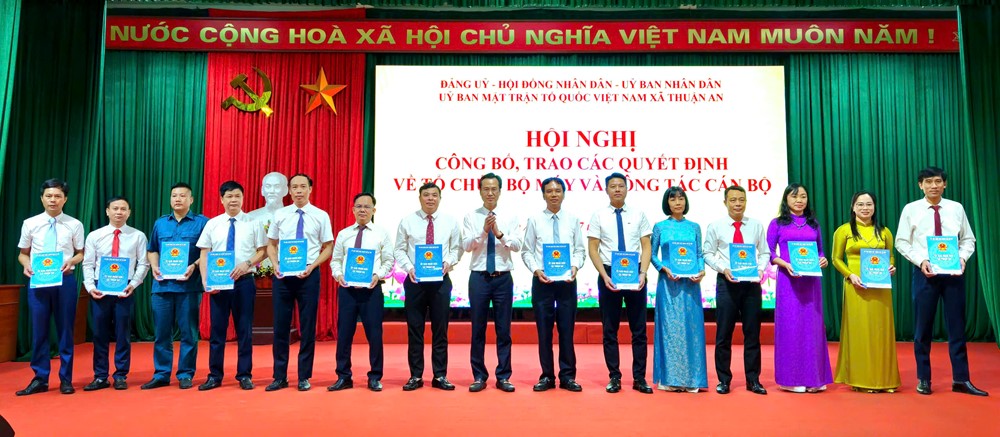 Xã Thuận An trao các quyết định tổ chức bộ máy và công tác cán bộ - ảnh 6