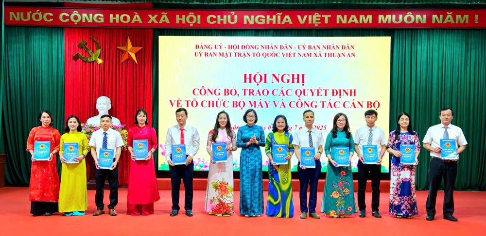 Xã Thuận An trao các quyết định tổ chức bộ máy và công tác cán bộ - ảnh 7
