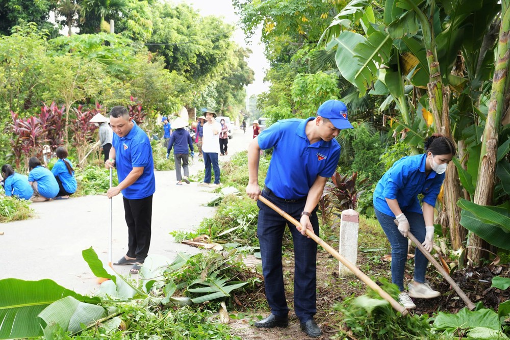 Phường Sơn Tây ra quân làm sạch môi trường, sáng xanh, sạch, văn minh - ảnh 3