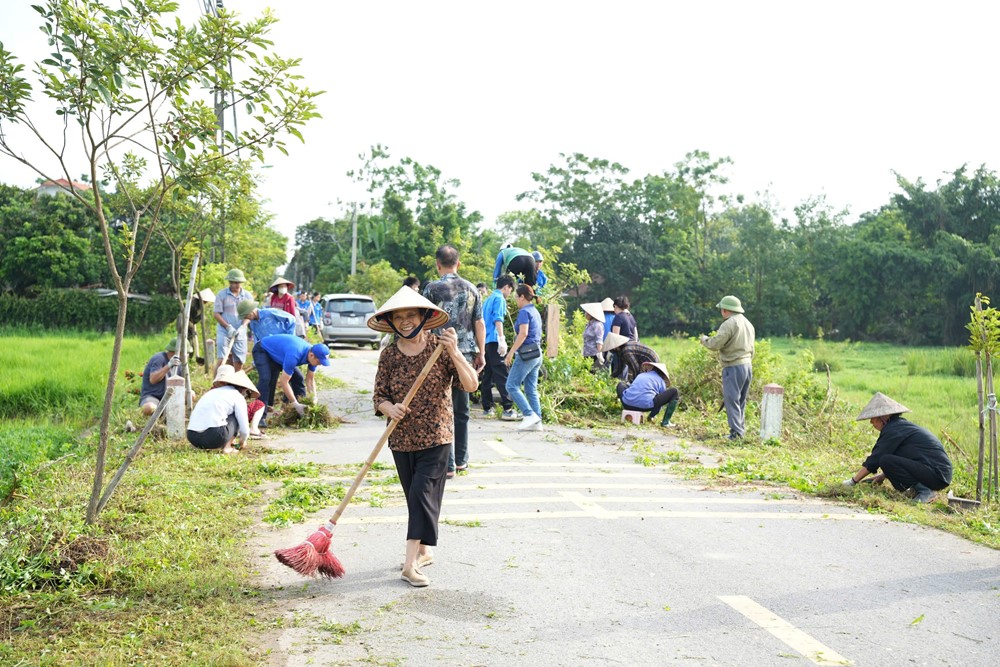 Phường Sơn Tây ra quân làm sạch môi trường, sáng xanh, sạch, văn minh - ảnh 1