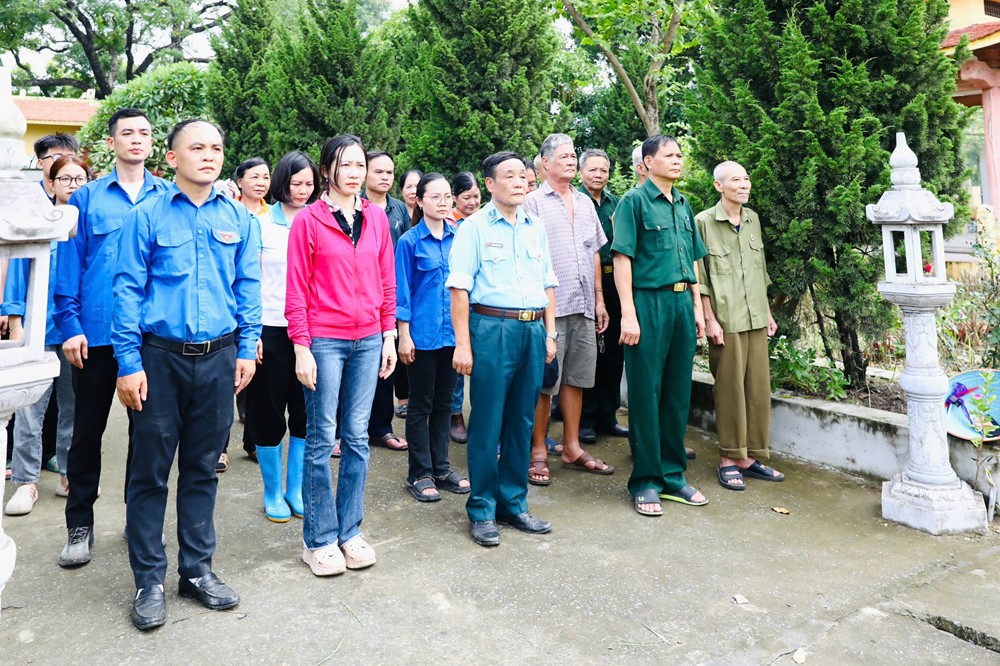 Xã Sơn Đồng ra quân tổng vệ sinh, dọn dẹp, làm đẹp nghĩa trang liệt sĩ - ảnh 1