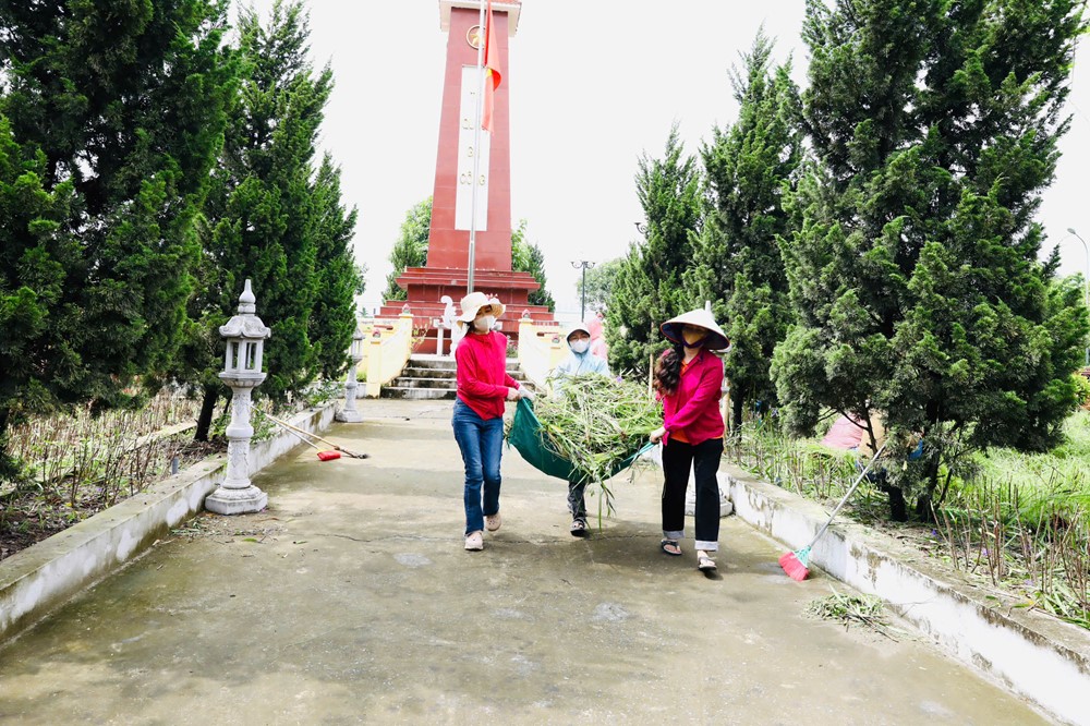 Xã Sơn Đồng ra quân tổng vệ sinh, dọn dẹp, làm đẹp nghĩa trang liệt sĩ - ảnh 3