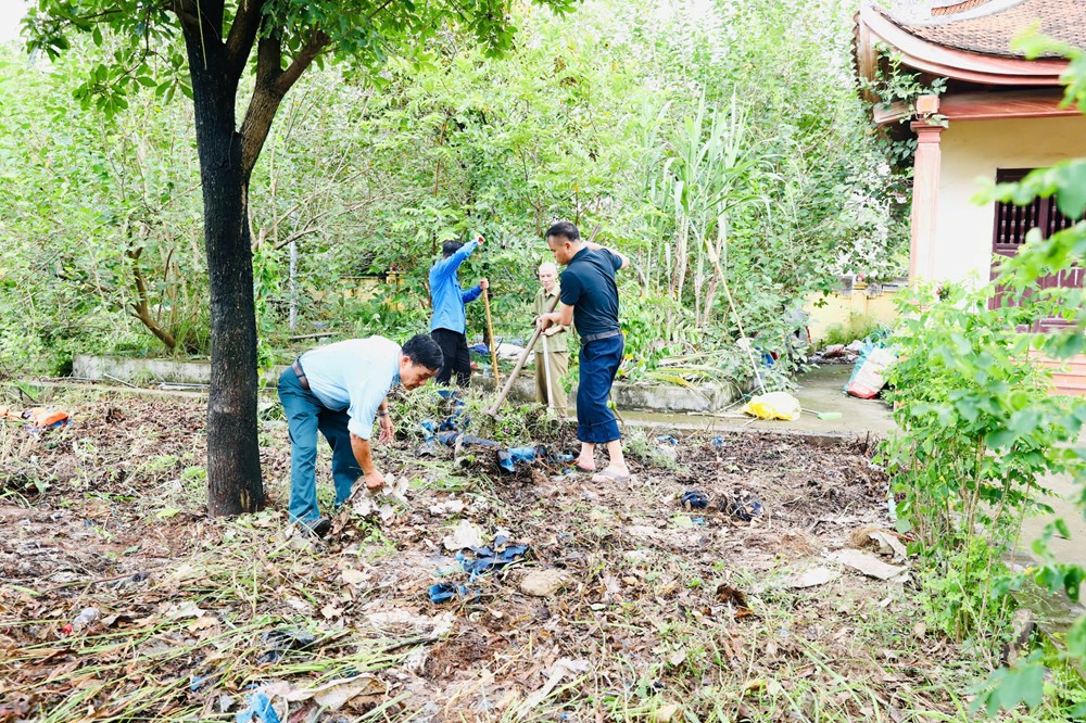 Xã Sơn Đồng ra quân tổng vệ sinh, dọn dẹp, làm đẹp nghĩa trang liệt sĩ - ảnh 5
