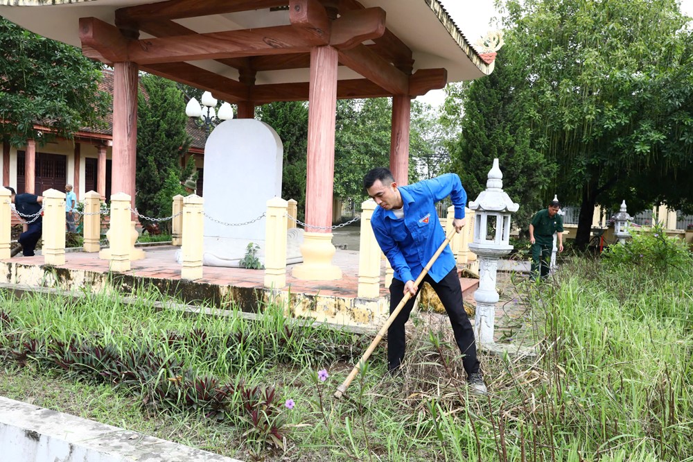 Xã Sơn Đồng ra quân tổng vệ sinh, dọn dẹp, làm đẹp nghĩa trang liệt sĩ - ảnh 4