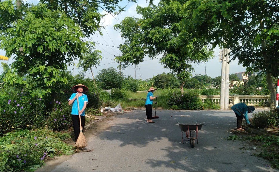 Hội Liên hiệp Phụ nữ và Hội Nông dân xã Gia Lâm ra quân vệ sinh môi trường - ảnh 4